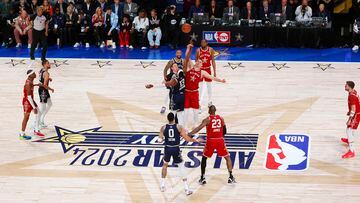 Indianapolis (United States), 19/02/2024.- Eastern Conference Allstars and the Western Conference Allstars square off the opening jump ball of the 73rd NBA All-Star Game at Gainbridge Fieldhouse in Indianapolis, Indiana, USA, 18 February 2024. (Baloncesto) EFE/EPA/BRIAN SPURLOCK SHUTTERSTOCK OUT
