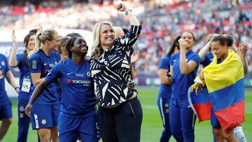 Emma Hayes y Eniola Aluko durante la celebraci&oacute;n por ganar la FA Cup al Arsenal en Wembley. 