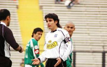 Miguel 'Cheíto' Ramírez también incursionó como arquero. Lo hizo en el Apertura del 2004, luego de la expulsión de un joven Claudio Bravo. Para suerte del entonces central y capitán de Colo Colo, los albos derrotaton por 1-0 a Temuco.