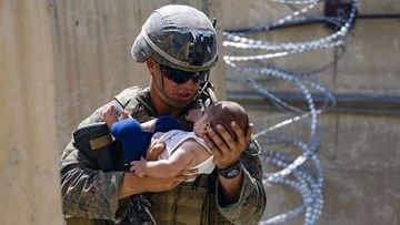 La Marina de los Estados Unidos consuela a un beb&eacute; mientras esperan a la madre durante una evacuaci&oacute;n en el Aeropuerto Internacional Hamid Karzai, en Kabul, Afganist&aacute;n, 21 de agosto de 2021 