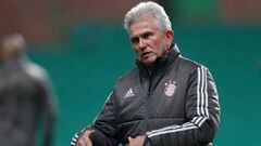 GLASGOW, SCOTLAND - OCTOBER 30:  Jupp Heynckes, Manager of Bayern Muenchen gives his team instructions during the Bayern Muenchen Training Session prior to the Group B UEFA Champions League match between Celtic and Bayern Muenchen at Celtic Park on October 30, 2017 in Glasgow, Scotland.  (Photo by Ian MacNicol/Getty Images)