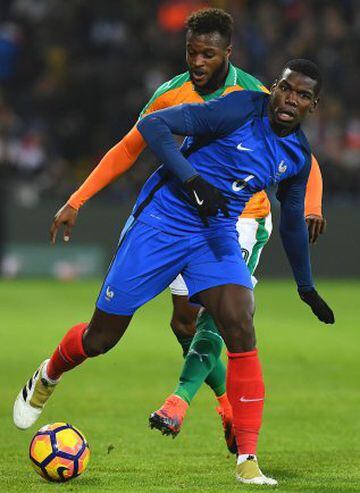 France's midfielder Paul Pogba vies with Ivory Coast's midfielder Cheick Doukoure during the friendly football match France vs Ivory Coast on November 15, 2016 at the Bollaert stadium in Lens. / AFP PHOTO / FRANCK FIFE