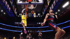 LeBron James, alero de Los Angeles Lakers, realiza un mate ante Detroit Pistons.
