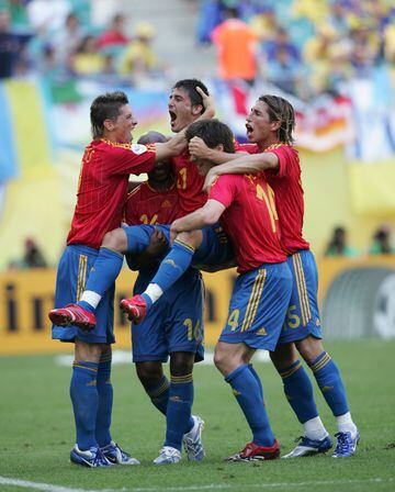 Luis Aragonés le convocó para el Mundial 2006 y ya en el primer partido marcó dos de los cuatro goles de España a Ucrania. En la foto celebra con sus compañeros el gol de falta directa. 