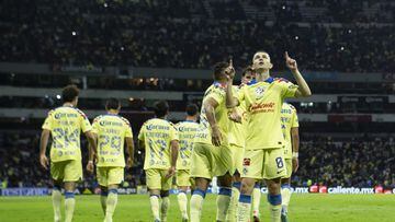 Álvaro Fidalgo festeja un gol en el Estadio Azteca.