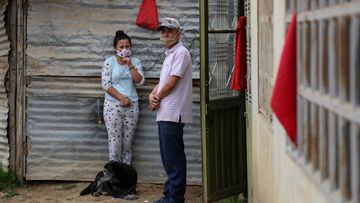 Hombre y mujer de escasos recursos en Bogotá, Colombia durante la pandemia