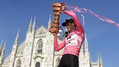 Tom Dumoulin levanta el Trofeo Senza Fine como ganador del Giro de Italia 2017.