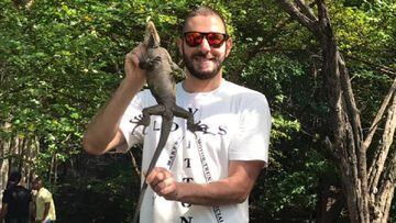 Karim Benzema, posando con una iguana en peligro de extinci&oacute;n en Martinica.