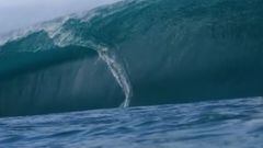 Una ola gigante con la estela de surf de Kauli Vaast, rompiendo en Teahupoo (Tahit&iacute;, Polinesia Francesa) durante el &uacute;ltimo gran swell que ha roto all&iacute;, el 13 de julio del 2022. 