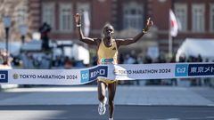 Benson Kipruto cruzando la meta de la maratón de Tokio.