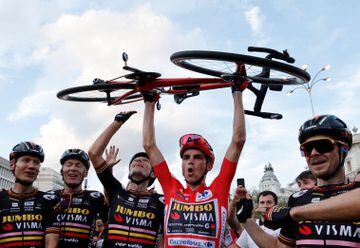 El ciclista estadounidense Sepp Kuss celebra con su equipo la victoria final en La Vuelta 2023.