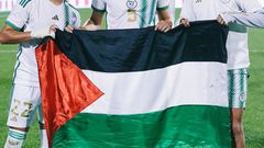 Riyad Mahrez, Ahmed Touba y Saïd Benrahma con una bandera de Palestina