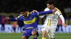 Boca Juniors' midfielder Cristian Medina (L) vies for the ball with Rosario Central's midfielder Francis Mac Allister during their Argentine Professional Football League Tournament 2022 match at La Bombonera stadium in Buenos Aires, on August 17, 2022. (Photo by ALEJANDRO PAGNI / AFP)