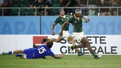 El jugador sudafricano Makazole Mapimpi anota un ensayo durante el partido de la Copa del Mundo de rugby de 2019 entre Sud&aacute;frica e Italia.