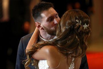 El futbolista del Barcelona, Leon Messi, besa a su mujer Antonela Roccuzzo tras su boda en 2017.  