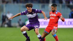 &Aacute;lvaro Odriozola con Napoli&#039;s Lorenzo Insigne en un partido entre la Fiorentina y el N&aacute;poles en la Serie A.
