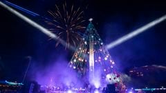 MURCIA, 09/12/2023.- Imagen del Gran Árbol de Navidad instalado en la Plaza Circular de Murcia durante el acto de encendido que se ha celebrado hoy sábado en la capital murciana. EFE/Marcial Guillén

