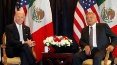 FOTO DE ARCHIVO: El entonces vicepresidente Joe Biden con Andr&eacute;s Manuel L&oacute;pez Obrador, entonces candidato a la presidencia de M&eacute;xico, en la Ciudad de M&eacute;xico, el 5 de marzo de 2012.