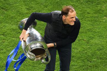 PORTO, PORTUGAL - MAY 29: Thomas Tuchel the head coach / manager of Chelsea celebrates with the UEFA Champions League trophy during the UEFA Champions League Final between Manchester City and Chelsea FC at Estadio do Dragao on May 29, 2021 in Porto, Portu