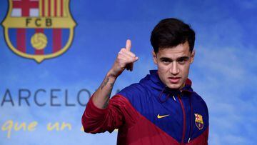 Barcelona&#039;s new Brazilian midfielder Philippe Coutinho poses for a picture in Barcelona on January 7, 2018.  Coutinho is in Barcelona to tie up a 160-million-euro ($192 million) move from Liverpool, the third-richest deal of all time. / AFP PHOTO / 