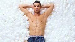 Cristiano Ronaldo luciendo la d&eacute;cima edici&oacute;n de su l&iacute;nea de calzoncillos, CR7 Underwear, en un mar de bolas blancas.