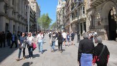 Gente, persona, personas, paseando, paseo, familia, familias, compras, fin de semana, catalanes, turistas, turismo, calle, calles