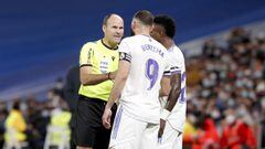 El &aacute;rbitro Mateu Lahoz conversa con Karim Benzema y Vinicius Junior, jugadores del Real Madrid.