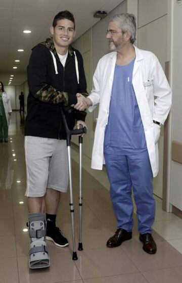 James estrecha la mano del doctor Mariano de Prado tras ser intervenido en el hospital Quirón de Murcia.