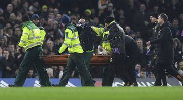 Hull City's Ryan Mason (C) is taken off the pitch by medical teams after a collision with Chelsea's Gary Cahill