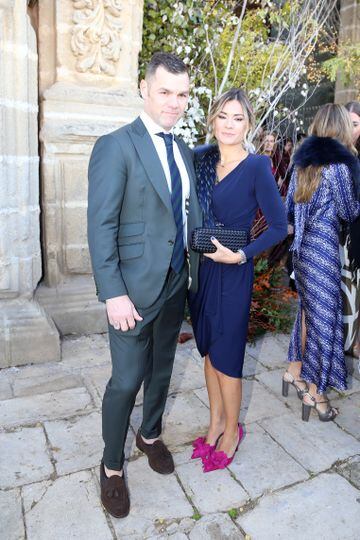 Fonsi Nieto y Maider Barthe en la boda de Carlos Ezpeleta y Lidia Acín en la Catedral de Jerez a 19 de Noviembre de 2022 en Jerez de la Frontera (España).