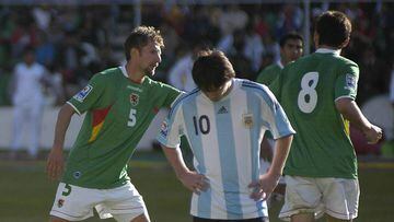 Argentina&#039;s Lionel  Messi reacts as Bolivia&#039;s Ronald Rivero (L) and Ronald Garcia (R) celebrate a goal during their 2010 World Cup qualifying soccer match in La Paz April 1, 2009.     REUTERS/Daniel Caballero (BOLIVIA SPORT SOCCER)