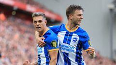 Leandro Trossard y Joel Veltman, jugadores del Brighton, celebran un gol.