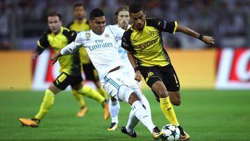 DORTMUND, GERMANY - SEPTEMBER 26: Casemiro of Real Madrid and Jeremy Toljan of Borussia Dortmund battle for possession during the UEFA Champions League group H match between Borussia Dortmund and Real Madrid at Signal Iduna Park on September 26, 2017 in D