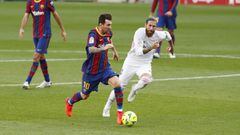 Messi y Ramos disputan un bal&oacute;n en el &uacute;ltimo Cl&aacute;sico Barcelona-Real Madrid de LaLiga Santander.
