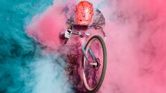Gabriel Wibmer rodeado de humor de color con una bici de gravel.