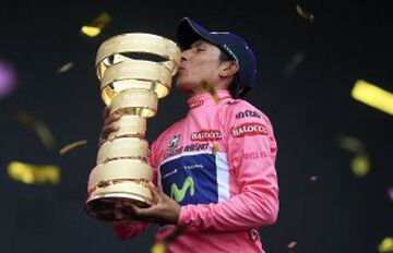 Quintana besa la copa que lo acredita como ganador del Giro de Italia 2014. 