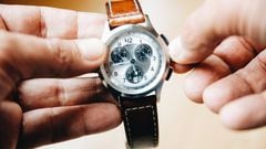 Una persona cambia la hora con las manecillas de reloj.
Carlos Luján / Europa Press