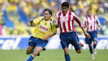 Christian Giménez disputando un Clásico Nacional con América