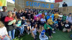 Los participantes del campeonato de Espa&ntilde;a de surf adaptado, en el photocall de la Federaci&oacute;n Espa&ntilde;ola de Surf en la playa de Nigr&aacute;n (Galicia), el 24 de septiembre del 2022. 