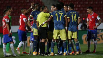 Jugadores de Colombia reclamando a Dar&iacute;o Herrera en el partido ante Chile.