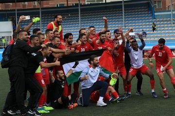 El plantel de Palestina celebra la clasificación a la Copa de Asia 2023.