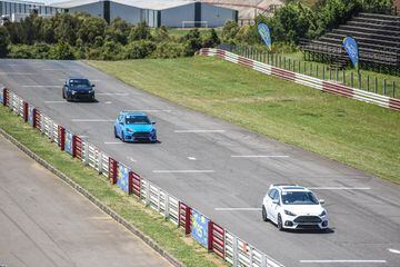 En la Región de la Araucanía Ford presentó por primera vez en Chile el Focus RS. Desde la línea de performance de la marca llega con un motor de 2.3 litros y 350 hp de potencia.
La presentación se llevó a cabo en Pucón y luego se realizó una prueba del vehículo en el autódromo Interlomas de Temuco.