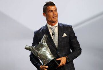 Real Madrid's Portuguese forward Cristiano Ronaldo poses with his trophy of Best Men's player in Europe at the end of the UEFA Champions League Group stage draw ceremony, on August 25, 2016 in Monaco.