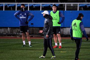 James entrena y comparte al lado de sus compañeros del Real Madrid en Yokohama.