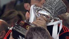 <b>COLECCIONISTA DE TÍTULOS. </b>Casillas levantó su título número 17. Tras la Copa del Rey y la Liga, la Supercopa es el tercer trofeo que eleva Iker como capitán del Madrid.