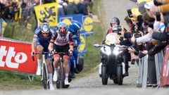 Los ciclistas Mathieu van der Poel y Tadej Pogacar ascienden la cota del Paterberg en el Tour de Flandes 2022.