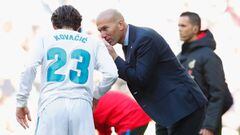 Zidane le da instrucciones a Kovacic durante el Cl&aacute;sico.
