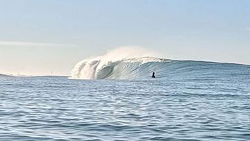 Una ola rompe en El Palar en marzo del 2023 ante la atenta mirada de un surfista. 
