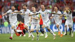 Los jugadores de Rusia celebran el pase a cuartos de final del Mundial tras derrotar a Espa&ntilde;a en los penaltis de octavos.