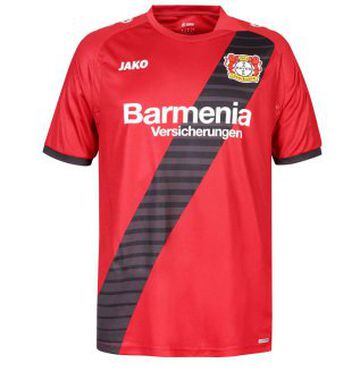 La  nueva indumentaria del Bayer Leverkusen y que usará Javier Hernández. Cabe destacar que cambió de patrocinador; dejó Adidas para firmar con Jako.